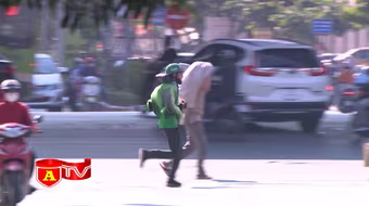 Bất chấp nguy hiểm về an toàn giao thông, nhà xe vô tư đón trả khách trái phép