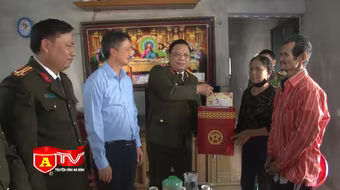 Tặng quà các hoàn cảnh khó khăn ở huyện Mỹ Đức