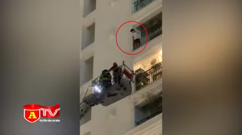 Cảnh sát giải cứu nam thanh niên định nhảy lầu tự tử