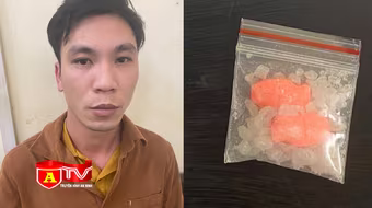 Giao nộp ma tuý cho lực lượng công an khi bị kiểm tra