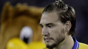 Tiền đạo của Arsenal rút thắt lưng tấn công tài xế taxi