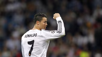 Ronaldo san bằng kỷ lục ghi bàn của huyền thoại Puskas