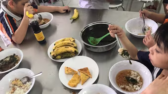 Hiệu trưởng nhận thiếu sót về bữa ăn bán trú khiến phụ huynh bật khóc