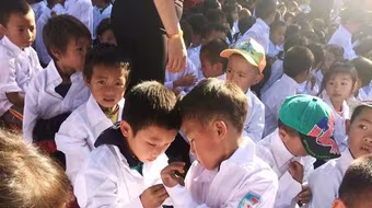 Học sinh nhiều tỉnh miền núi phía Bắc phải nghỉ học vì rét đậm kéo dài