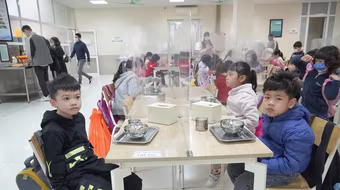 Hơn 2 triệu học sinh Hà Nội trở lại trường với yêu cầu cao về phòng chống dịch