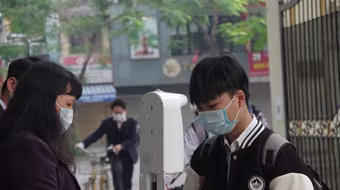 Phụ huynh Hà Nội thận trọng cho con em đến trường trong tuần đầu tiên học trực tiếp