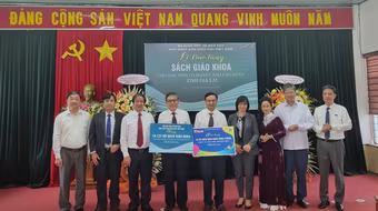 Hơn 6 tỷ đồng sách giáo khoa tặng cho học sinh khó khăn