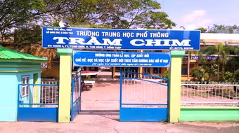 Hỗ trợ học phí cho hai con của thầy hiệu trưởng bị đột quỵ trong lễ khai giảng