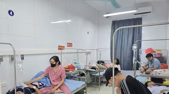 Cảnh báo học sinh không sử dụng các sản phẩm phát, tặng không rõ nguồn gốc ngoài cổng trường