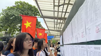 Sáng nay, gần 103.000 thí sinh Hà Nội tập trung tại 201 điểm thi lớp 10 THPT