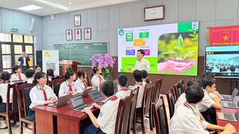 Mỗi học sinh lớp học số Hà Nội được trang bị một máy tính xách tay riêng
