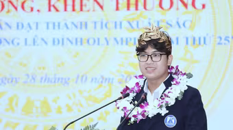 Quán quân Đường lên đỉnh Olympia nhận Bằng khen của Chủ tịch UBND TP Hà Nội