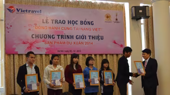 Trao học bổng cho sinh viên nghèo vượt khó