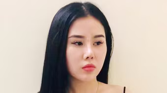 Rạng sáng kiểm tra khách sạn hạng sang, bắt tại trận nam thanh niên đang 'vui vẻ' cùng 2 cô gái