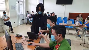 Không nghỉ lễ, quyết tâm hoàn thành chỉ tiêu của 'chiến dịch' cấp căn cước công dân gắn chip