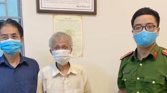 Sau 2 ngày đi lạc cụ ông về với gia đình nhờ các chiến sỹ công an