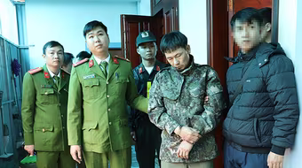 Bắt quả tang gã trai đang phê ma túy lưu thông trên đường