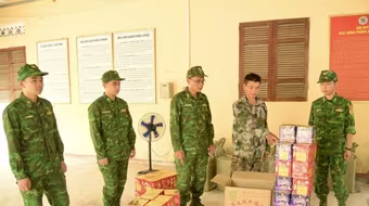 Lạng Sơn: 8 người vận chuyển 400kg pháo nổ qua biên giới