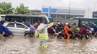 Phân luồng giao thông giúp dân vượt qua ngập lụt do ảnh hưởng của hoàn lưu bão số 5