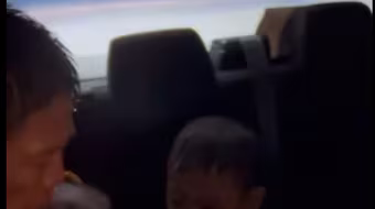 Cảm động hình ảnh chiến sỹ công an cởi áo lau người cho cháu bé mắc kẹt trong bão số 10