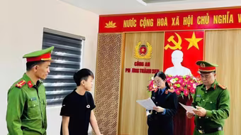 Chiếc xe máy vẫn cắm chìa khóa khiến cô gái 20 tuổi nảy ý đồ xấu