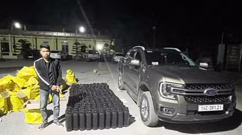 Bí ẩn của những chiếc bình màu đen trên xe bán tải 