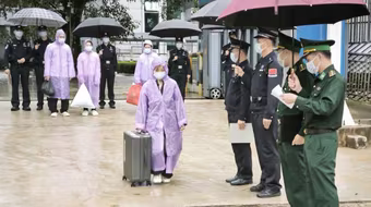 Tiếp nhận bàn giao 4 đối tượng truy nã do nước bạn trao trả