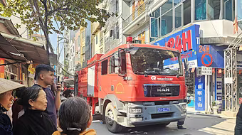 Lính cứu hỏa kéo vòi dài 250 mét dập tắt đám cháy trong ngõ sâu 