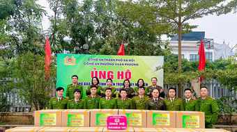 Công an phường Xuân Phương hỗ trợ, tiếp sức học sinh vùng lũ đến trường