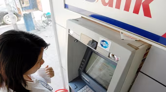 NHNN yêu cầu không tăng phí giao dịch ATM ngoại mạng