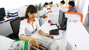 Khi phát hiện tiền giả phải lập biên bản thu giữ, bấm lỗ