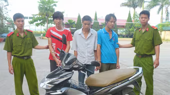Bắt nhóm cướp xe máy trên Quốc lộ 32