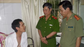 Thăm hỏi CSGT bị đối tượng cầm máy cắt cỏ chém trọng thương