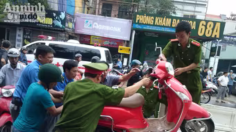 Giúp người dân qua đoạn đường ngập úng