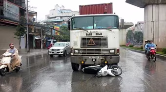 Lái xe container đâm thẳng mô-tô cảnh sát, kéo rê 200m