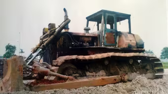 Xông vào công trường đốt máy ủi, đuổi đánh công nhân