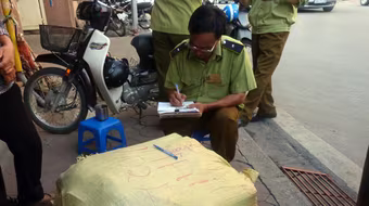 Thu giữ lô áo khoác "ngoại" không rõ nguồn gốc 