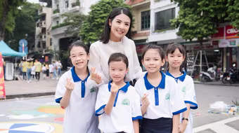 Hoa hậu Ngọc Hân đạp xe, cùng các em nhỏ vẽ tranh "xe đạp khổng lồ"