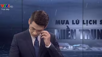 Xúc động khoảnh khắc BTV Tuấn Dương nghẹn ngào lau nước mắt khi dẫn cầu truyền hình về miền Trung