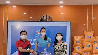 Á hậu Phương Anh góp 3 tấn gạo tặng người nghèo