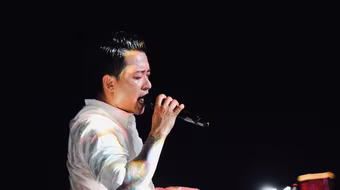 Tuấn Hưng phấn khích khi lần đầu tiên được đứng hát giữa vịnh Hạ Long