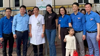 Hoa hậu Thùy Tiên trao tặng thêm 4 sân chơi cho bệnh nhi 