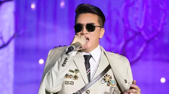 Sở VH&TT TP.HCM mời chuyên gia các lĩnh vực thẩm định trang phục có "huy hiệu lạ" của Đàm Vĩnh Hưng