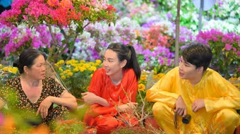 Hoa hậu Thuỳ Tiên cùng diễn viên Quang Trung trải nghiệm bán hoa ngày Tết