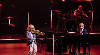 Secret Garden chinh phục 4.000 khán giả Hà Nội, tiết lộ về cuộc chiến chống bạo bệnh của Fionnuala Sherry 