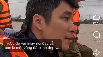 Ca sĩ Mạnh Đồng tham gia hỗ trợ người dân vùng ngập lụt