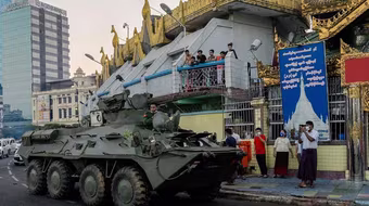 [ẢNH] Bất ngờ với loại xe bọc thép Myanmar vừa triển khai trên đường phố