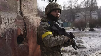 Lính Ukraine tác chiến với súng trường hiện đại TAR-21 của Israel