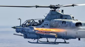 Trực thăng AH-1Z Viper của thủy quân lục chiến Mỹ diễn tập bắn đạn thật trên biển Caribe