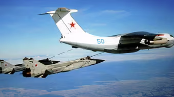 Tiêm kích MiG-31K Nga tập tiếp dầu trên không, mở rộng tầm tấn công 